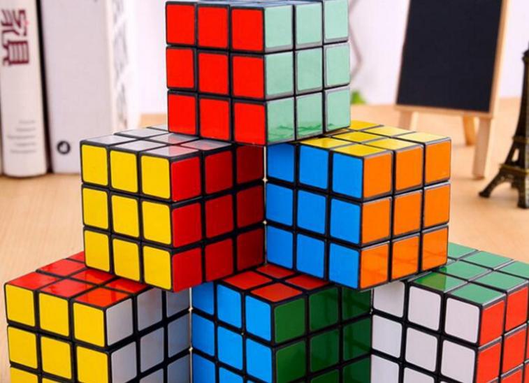 孩子玩魔方对小学生有什么帮助,小孩玩魔方好处