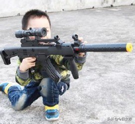 小孩玩激光电筒失明,小孩用眼睛看激光玩具