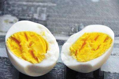 白水煮蛋怎样把蛋清蛋黄混到一起,白水蛋的蛋黄和蛋白哪个更有营养