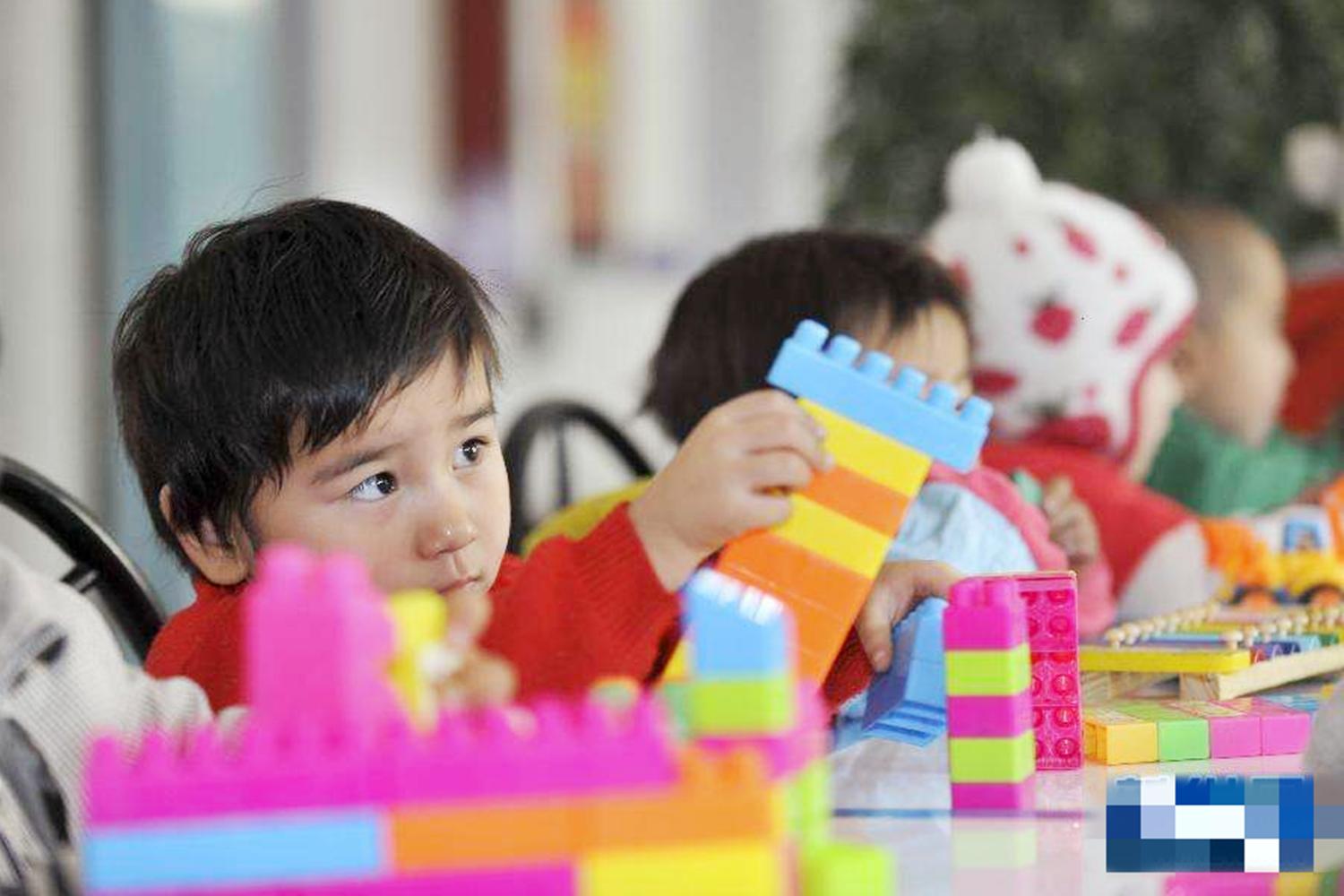 小孩长得像布娃娃,洋娃娃和宝宝长得像