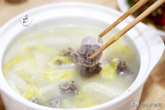 电砂锅炖骨头汤的正确做法,砂锅奶白骨头玉米汤