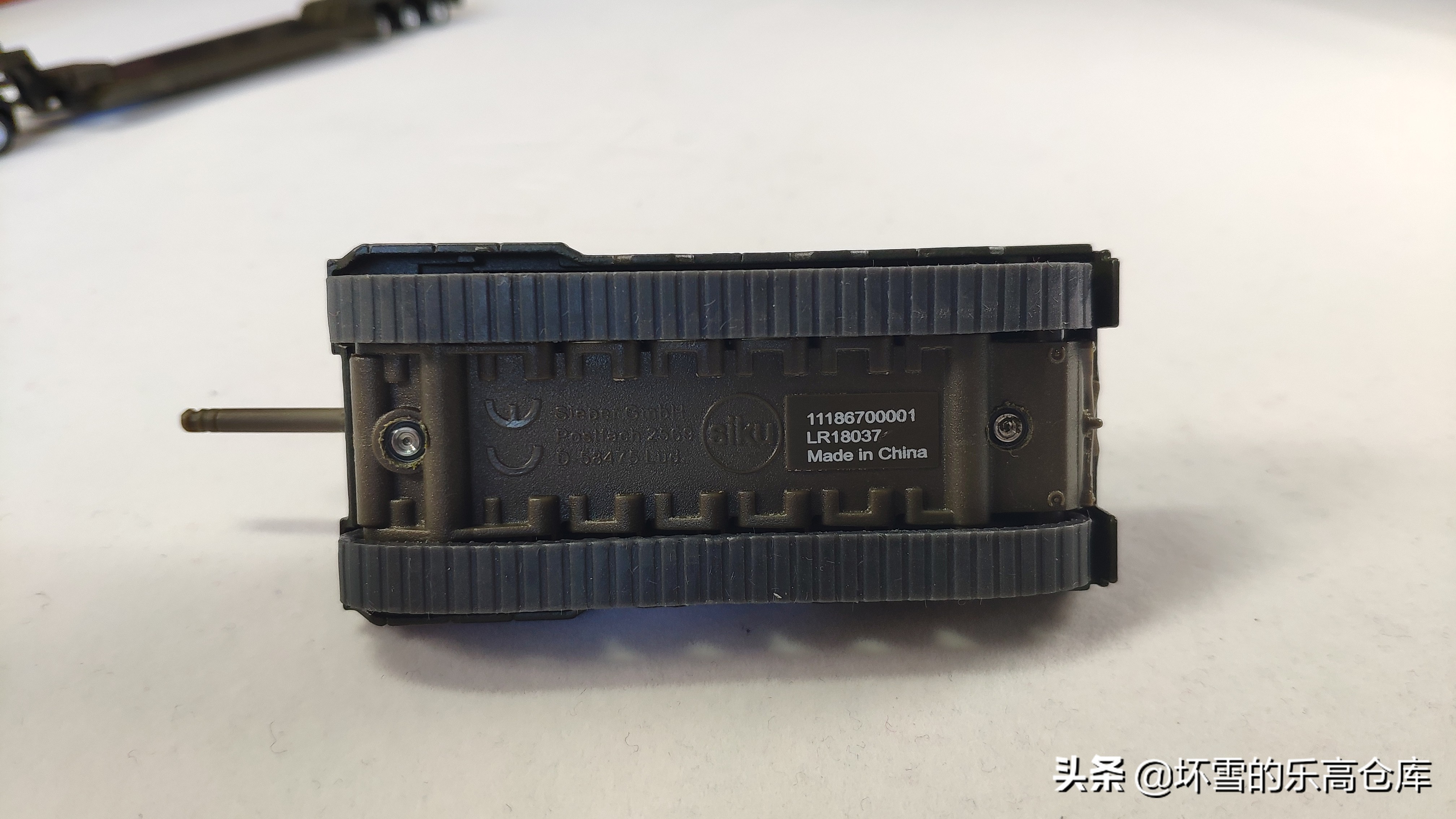 用HO比例车模运输钢铁洪流：SIKU模型豹2坦克运输卡车