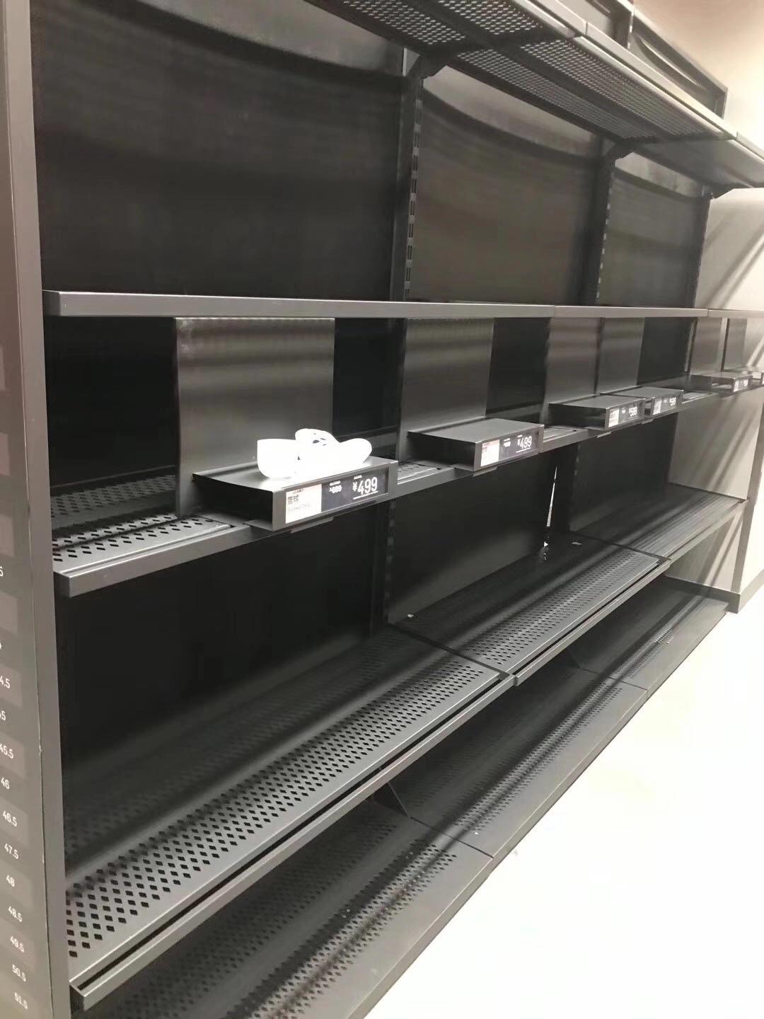 在哪里买耐克阿迪便宜正品,现在耐克阿迪的专卖店都打折了吗