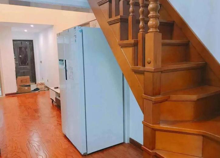 冰箱放厨房最好怎么放置,冰箱放在厨房和卫生间外的门中间