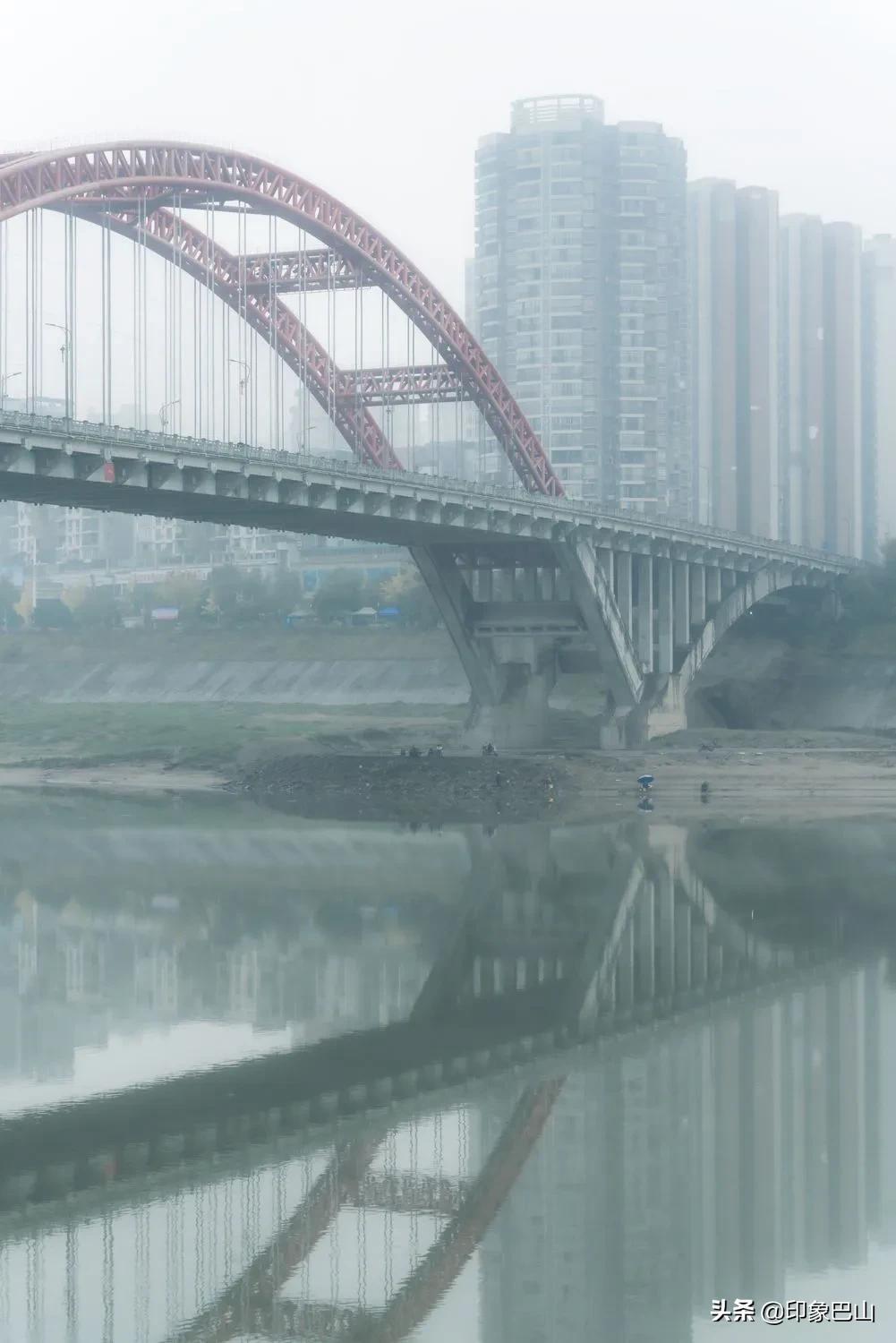四川达州：烟雨笼渠江抛竿垂钓闲对饮或群嬉不觉冬日寒