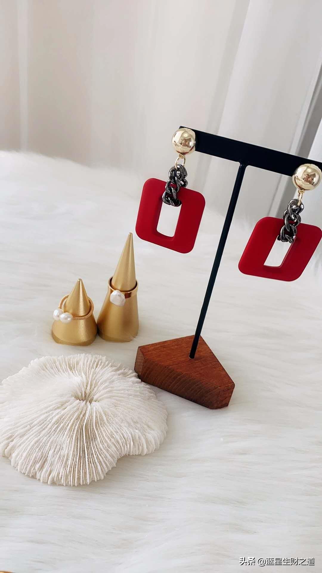 摆摊卖了一副耳环利润6元,摆地摊耳环收入