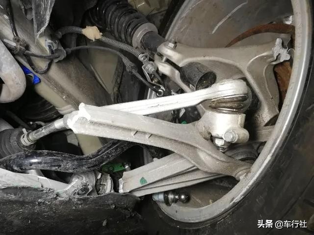 保时捷防撞梁被刮,保时捷卡宴前轮碰撞