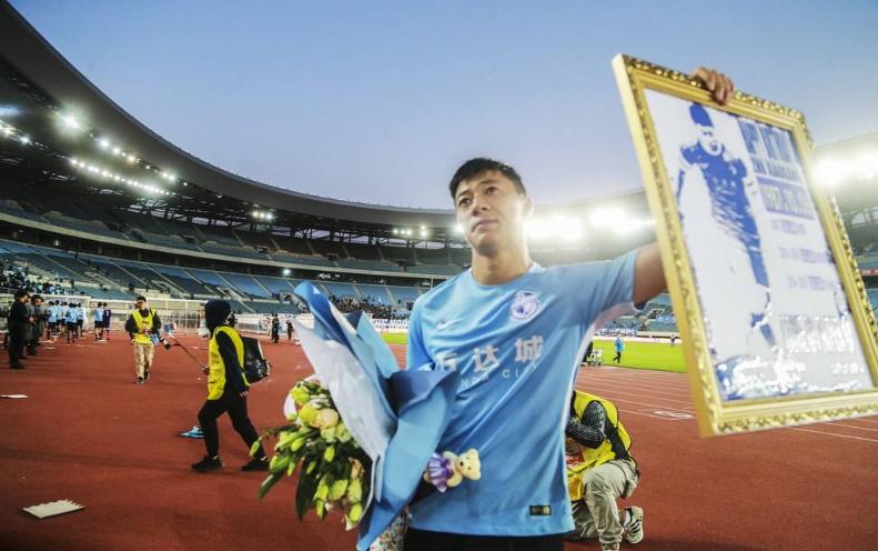 他坚守大连足球11年,陪伴连足起起伏伏!到头来却被激进球迷谩骂