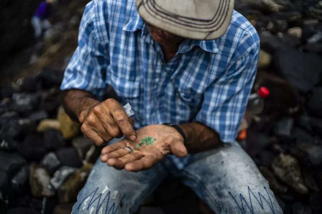 月薪2500,记录哥伦比亚祖母绿矿区女矿工的艰辛生活