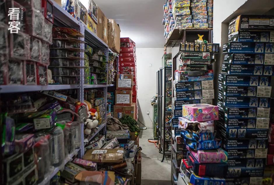我在静止的东北小卖铺，淘到了属于成年人的玩具总动员