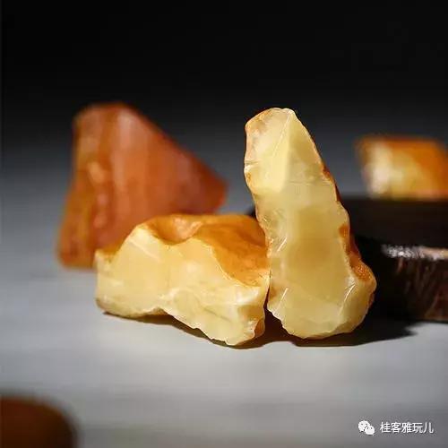 蜜蜡俄料跟乌料盘玩有什么区别,蜜蜡焦皮料是俄料还是乌料