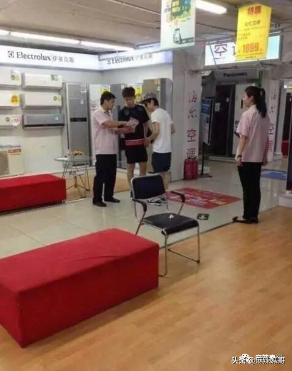 和小鲜肉牵手摸脸，又让人想到他7年前的瓜…