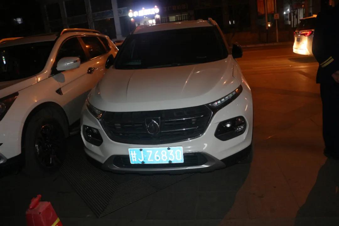 占用消防通道的车主应该怎么处罚,占用消防通道的私家车被拖走