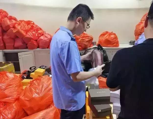 曝光！进价500卖2万！你老婆还抢着要！代购造假黑幕被揭露