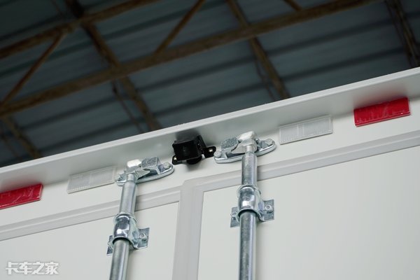 庆铃五十铃600p内饰,轻卡庆铃m600和m100区别买哪个好