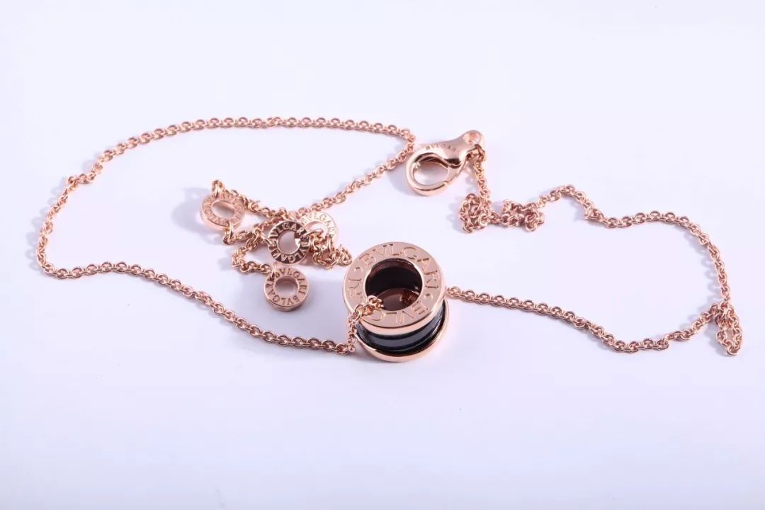 香港六福和周大福哪个好,周大福小蛮腰价格