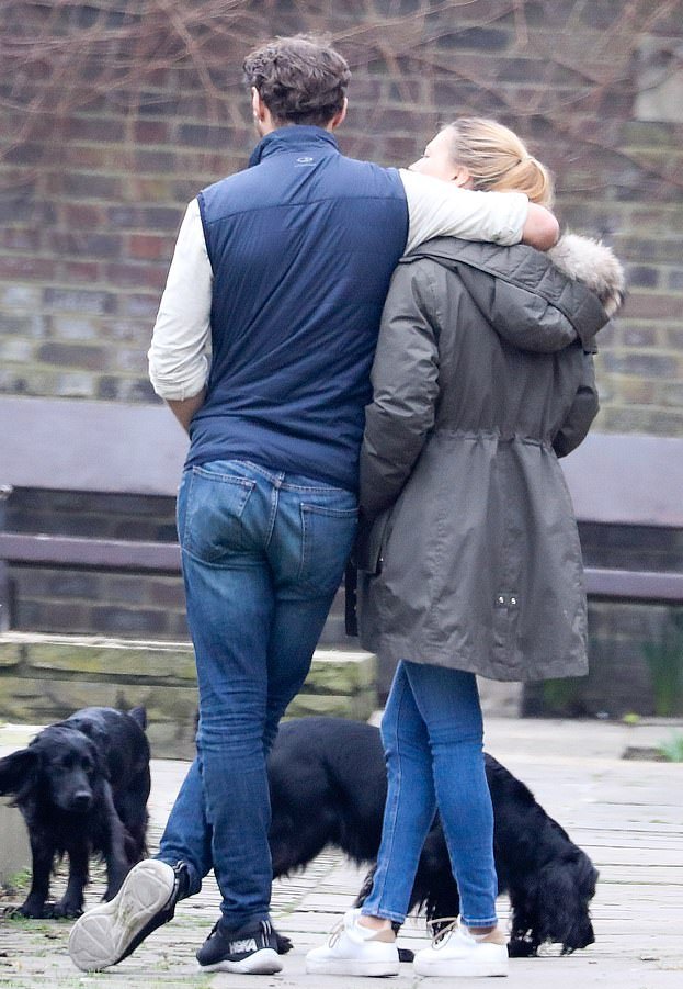 凯特王妃参加妹妹婚礼穿什么衣服,凯特王妃和弟媳妇