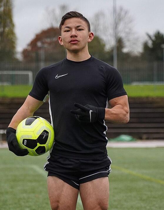 17岁亚裔男孩，为何练出如此强壮体魄？2年实现120万粉丝和5%体脂