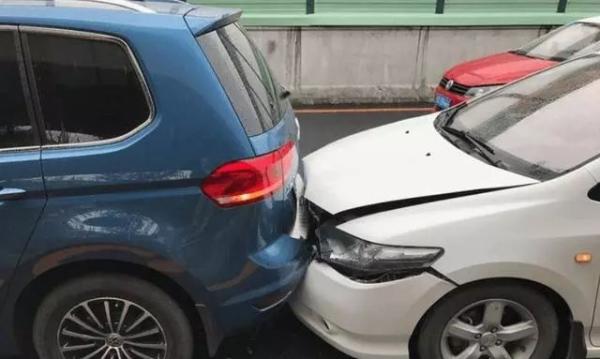 考驾照如何判断车头前方距离,看不见车头怎么判断距离