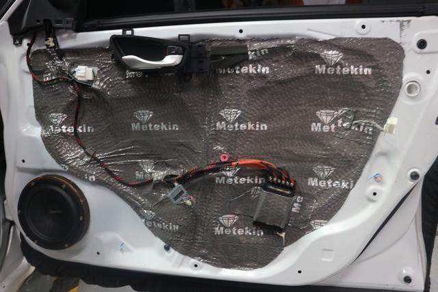 除了“起步无敌,180过弯”,本田思域的音响同样让豪车望尘莫及