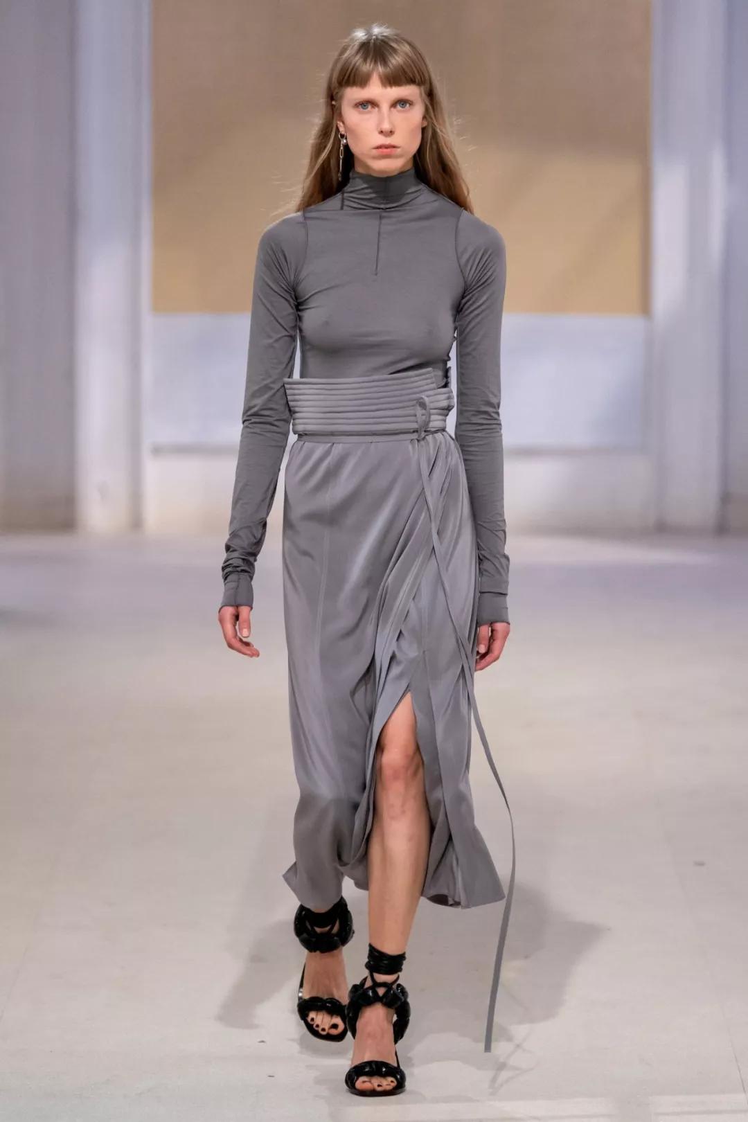 2020流行什么颜色的衣服,今年最流行的衣服颜色是什么颜色