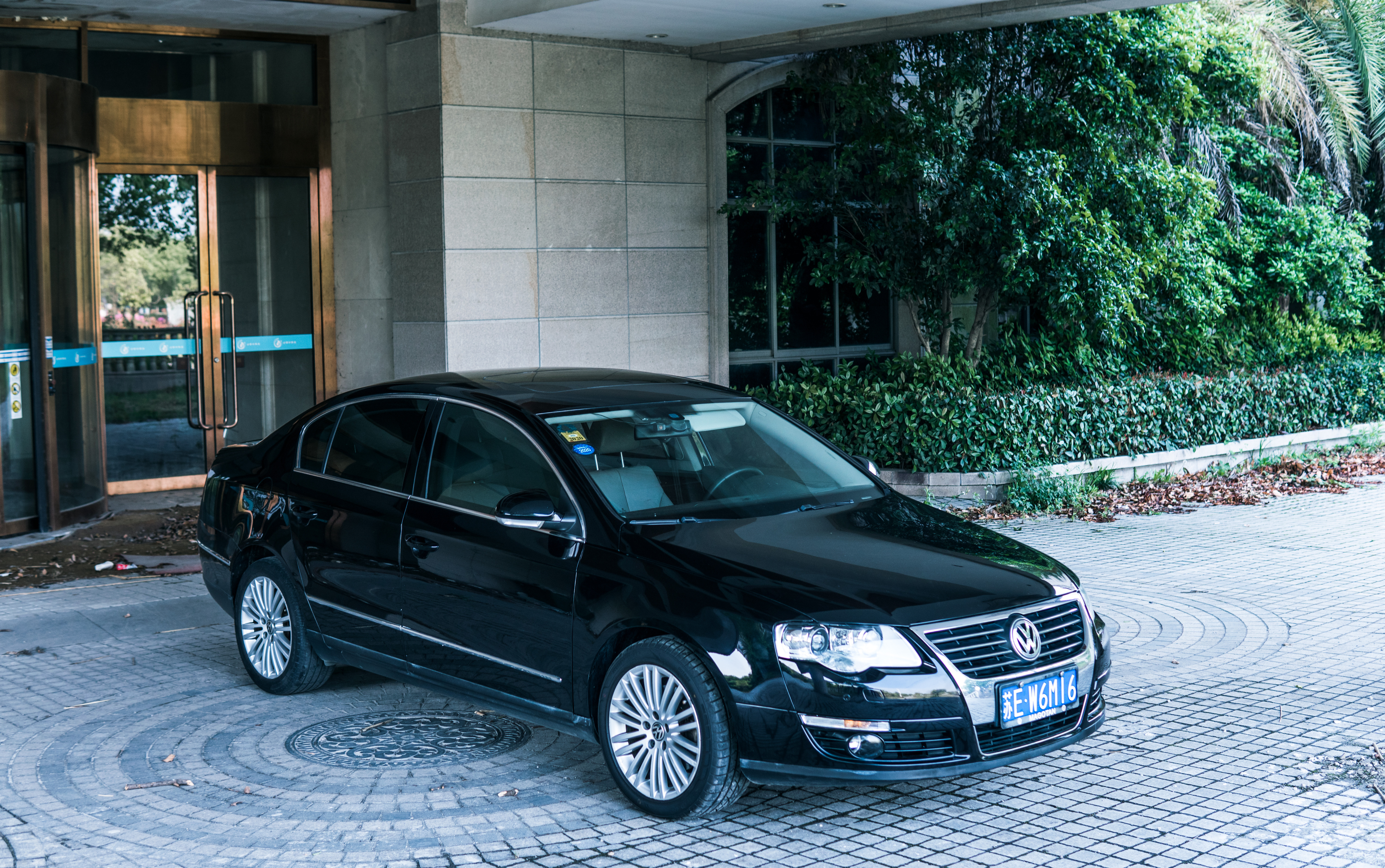 开着曾经的最美大众探寻废弃城堡，如今B6迈腾还值得购买吗？