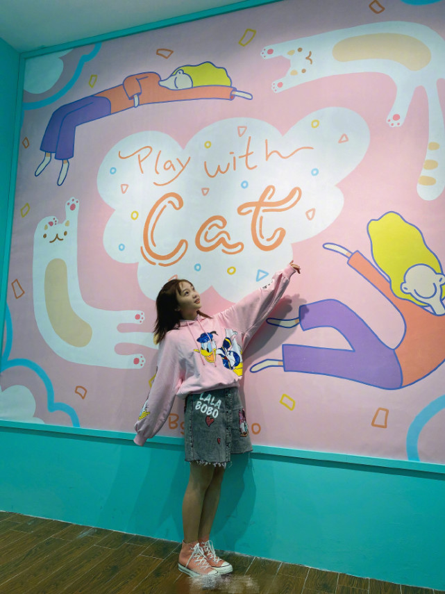 林妙可和外国人合影,林妙可游泳圈