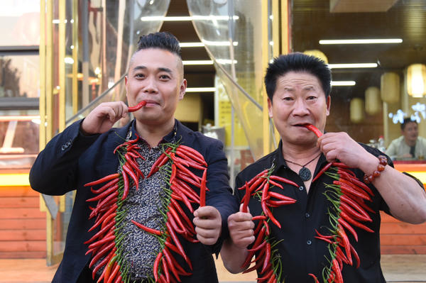 中国辣王李永志吃碎辣椒配白酒,中国辣王李永志讲哪里最能吃辣椒