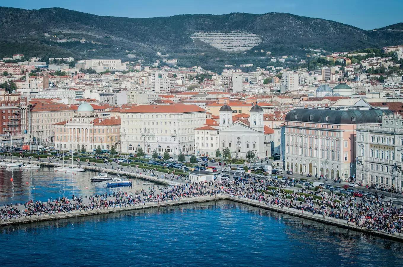 环球蜜月的小两口，免费上了一座价值8亿欧元的邮轮