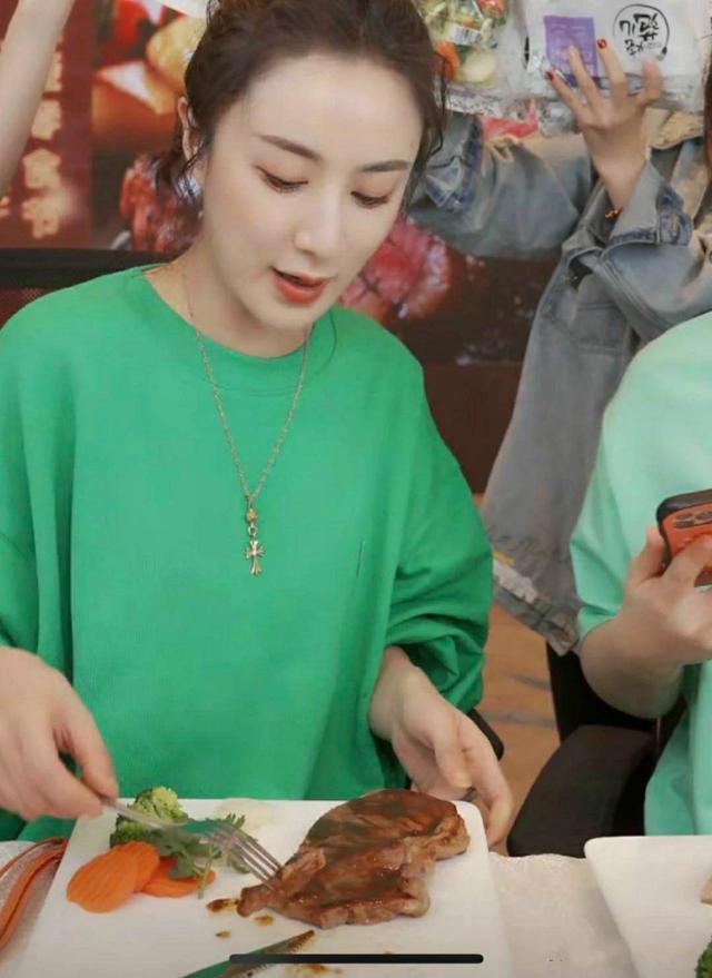 吴昕现身薇娅直播间，一边跳舞一边吃，3分种爆卖6400枚蛋黄酥