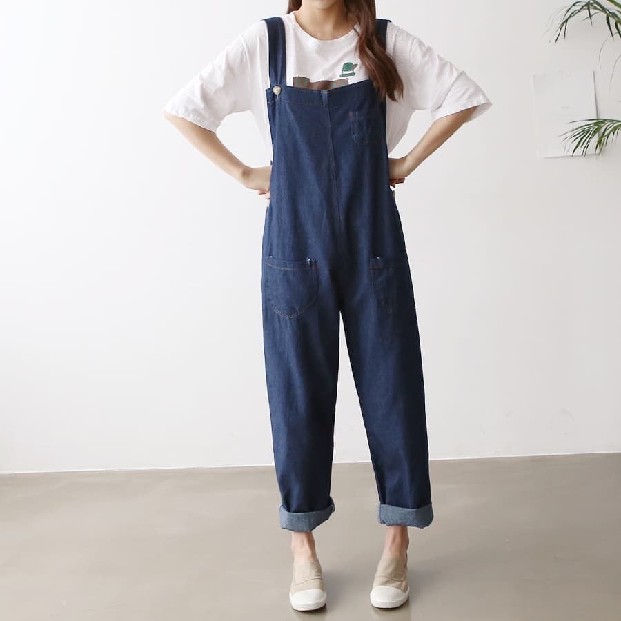 还在穿阔腿裤的你可能不知道，时髦精都悄悄穿起了束脚裤和背带裤