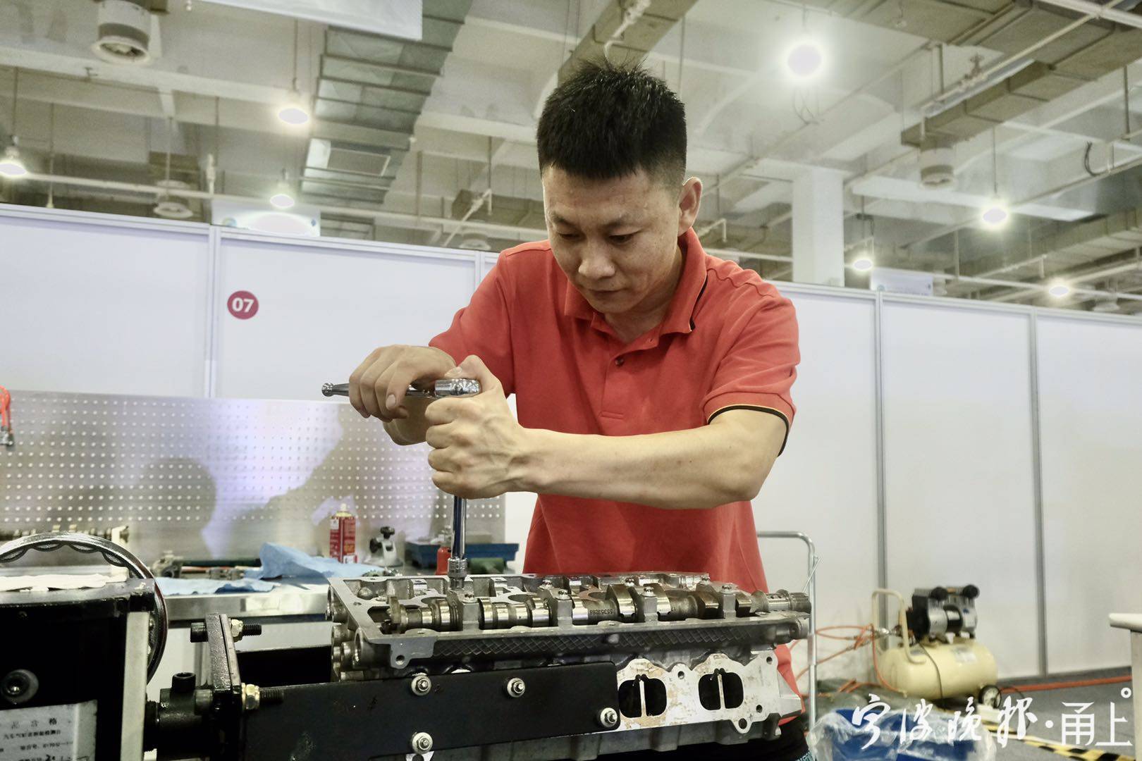 桥下拉吊环比赛直播,桥吊比武视频