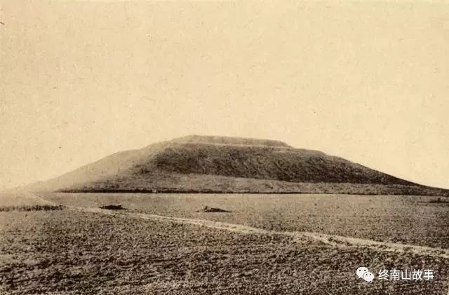 民国一位青年官员来到关中，在周公墓上打了个盹