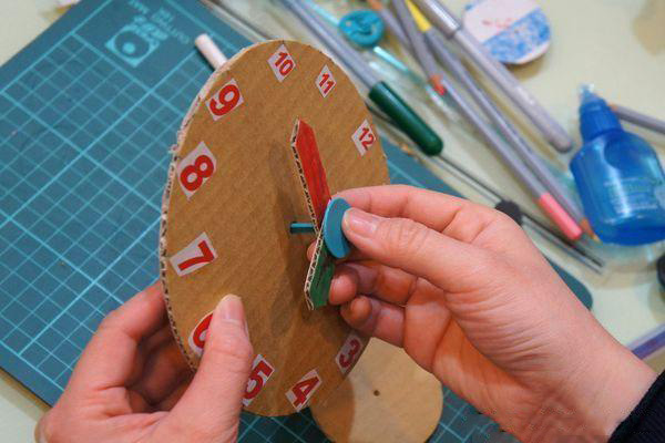 励志自制手工玩具,幼儿纸箱变废为宝玩具制作