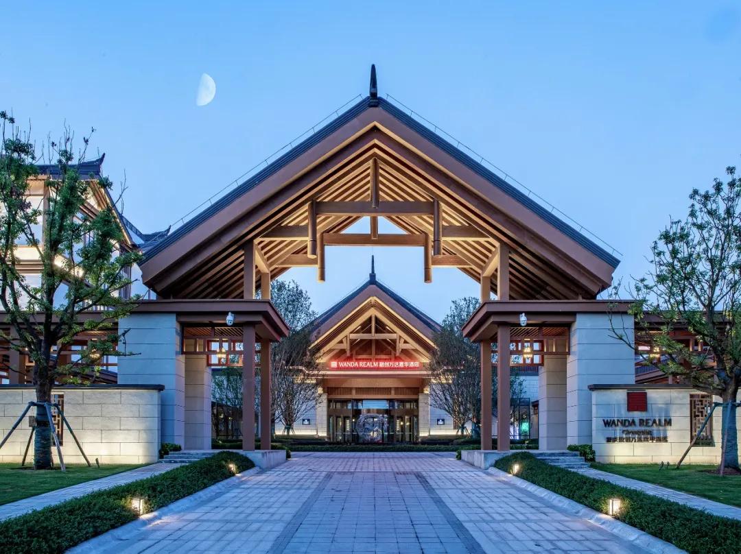 刚刚，两家万达酒店同时开业！她们坐落湖心，相当有范儿