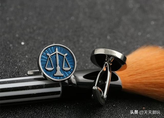 身上戴了很多首饰的男人是什么人,戴首饰的男人是什么样的人