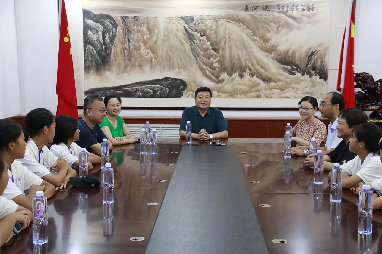 绿茵点亮梦想活力绽放校园,绿茵点亮梦想足球伴我成长