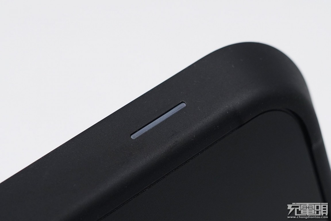 mophie二合一无线充电底座,mophie推出四合一无线充电器