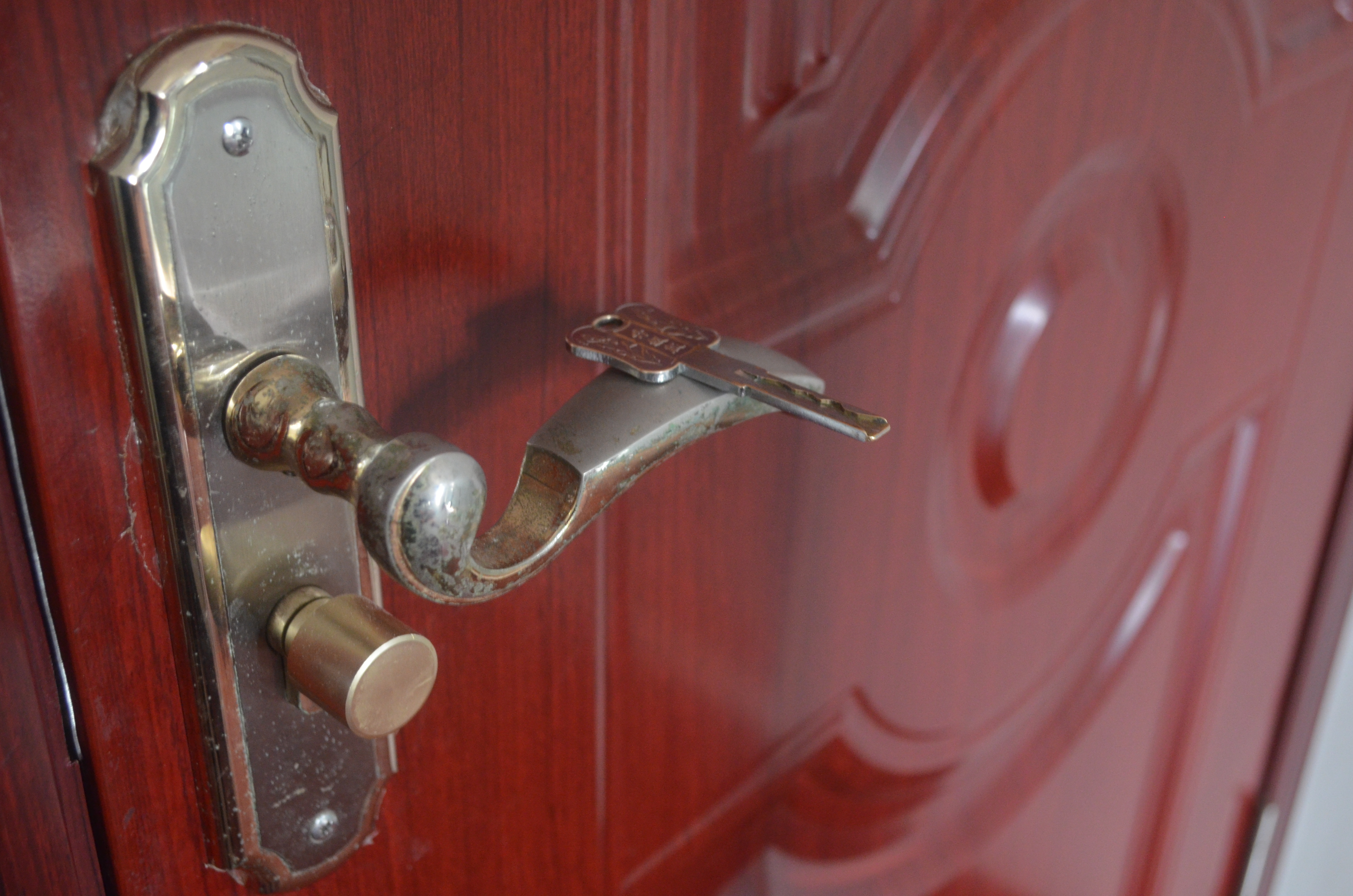 门把手上挂一个钥匙有什么用,在门外藏钥匙的小妙招