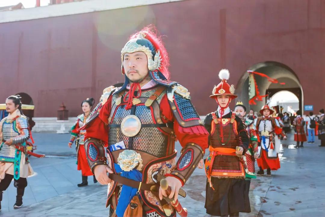 70后上海男人“不务正业”，被老婆骂还帮人搞盔甲，最贵一套15万