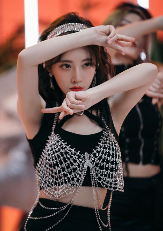 冯提莫直播跳舞回放,冯提莫百变大咖秀热舞