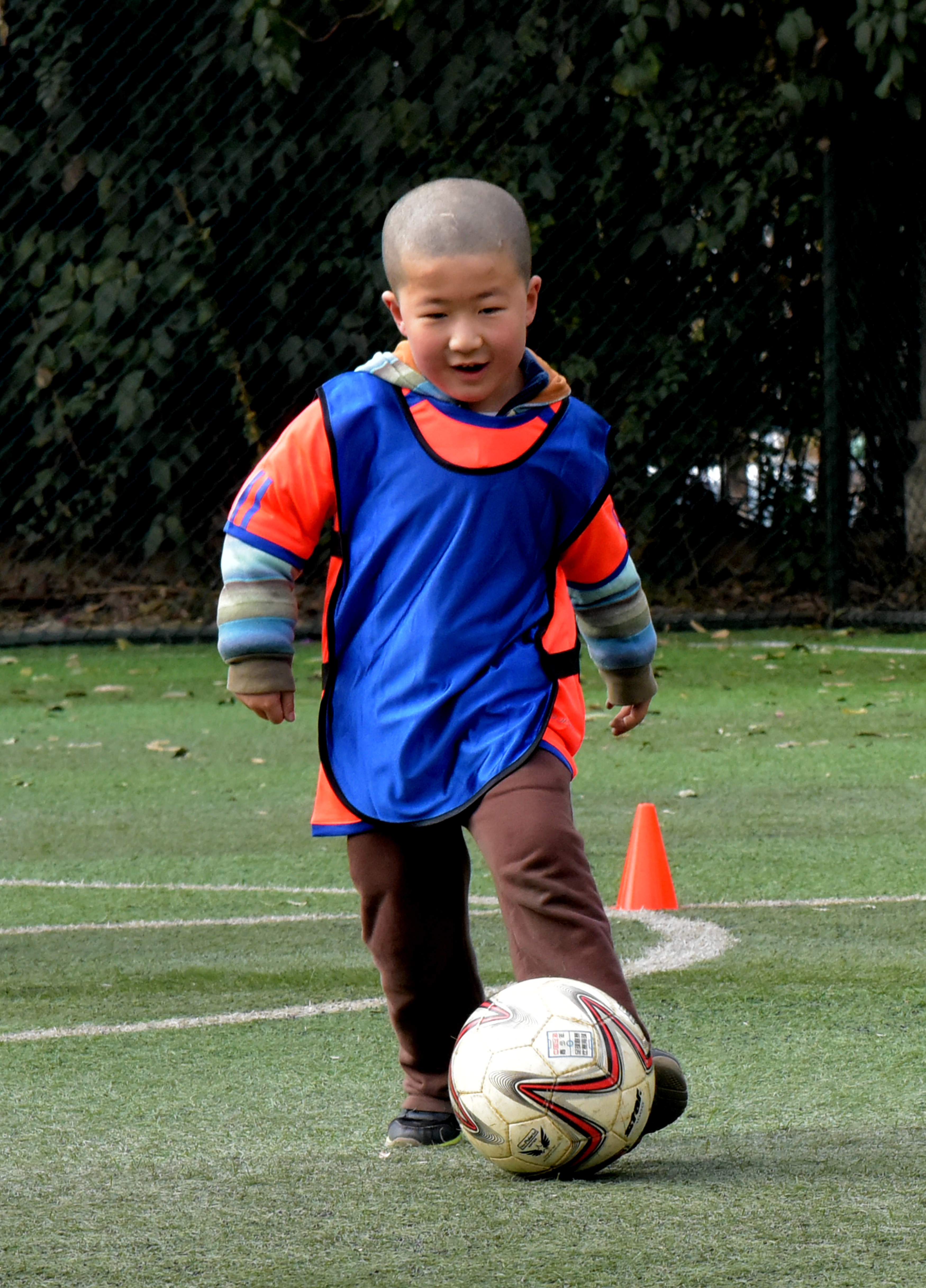 少儿篮球课运球训练内容,昆明足球训练教学视频