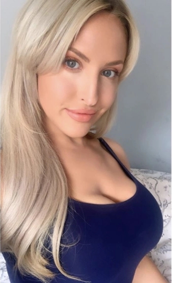 英超球迷有眼福！美女记者驾到傲人身材不敢多看