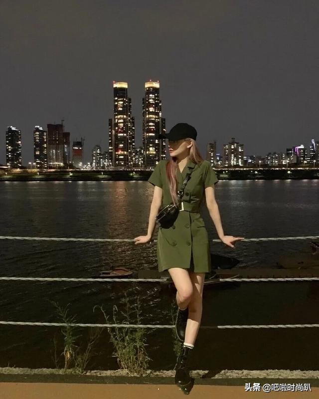 周洁琼短裙穿搭,周洁琼黑色裙子黑长筒鞋