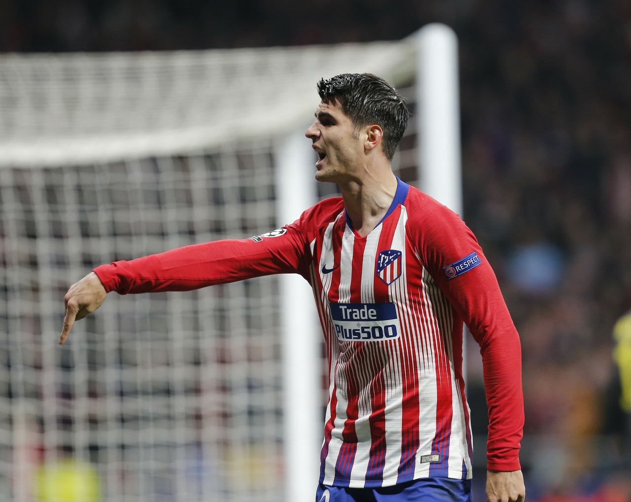 西甲再现离奇黄牌!马竞前锋背身遭裁判摸头,回头理论被罚黄牌