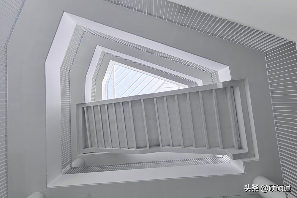 巨大环形飞船,巨大的地球主题环创