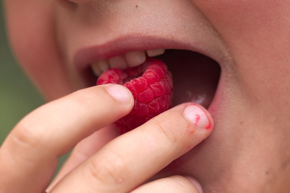 女孩吃面条卡住,现场演示被异物卡住女生怎么急救