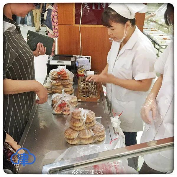 天津人排队买的月饼 (实拍天津人排队买月饼)