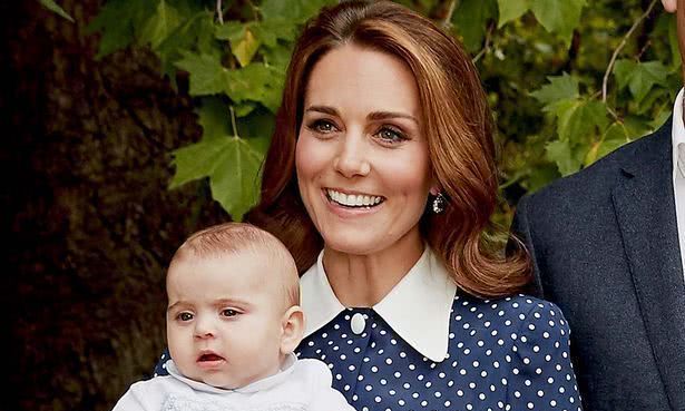 凯特用童车推路易小王子逛公园私下带娃的样子有点土