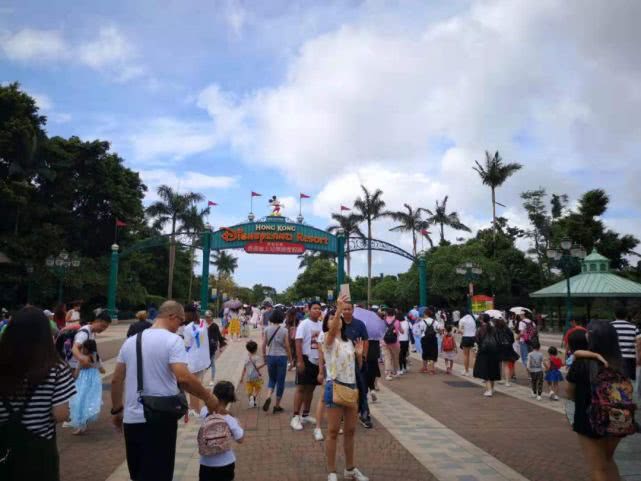 香港迪士尼为什么亏损,香港迪士尼承载了一天的快乐